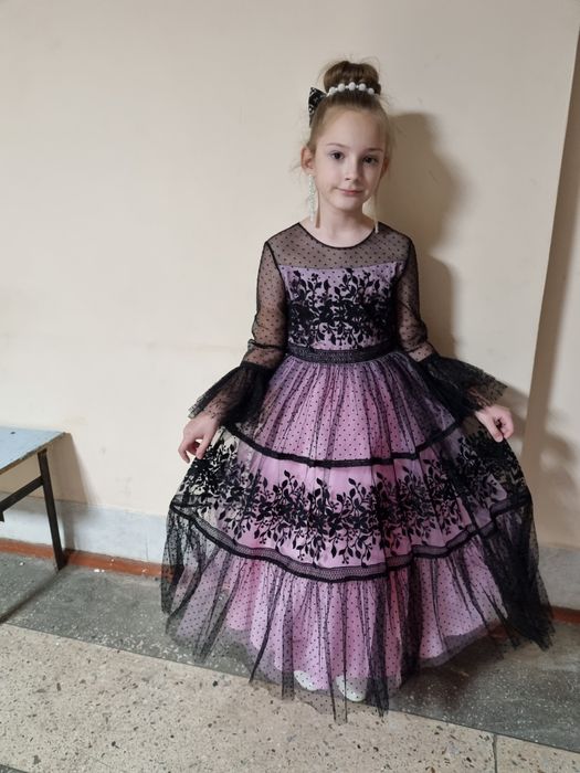 Продам платье на девочку 8-9 лет