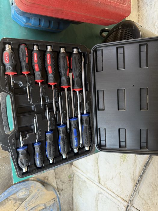 Scule service/ se vand cu totul / aspirator umed uscat/ presa arcuri/ centrare ambreiaj/ trusa frane/ cric / aeroterma 9kw/ truse