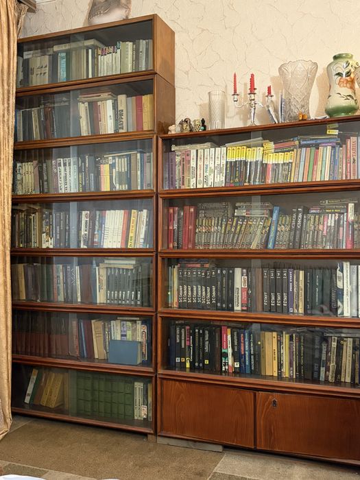 Продам сервант, шкаф с полками, шкаф, 4 тумбы, книжные полки 20шт.