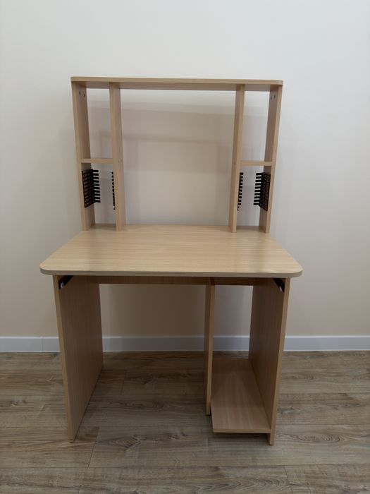 Продам б/у компьютерный стол в хорошем состоянии.