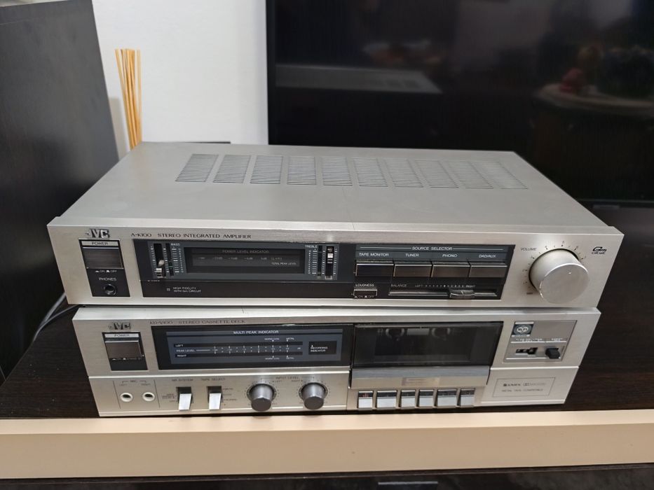 Linie JVC compusă din amplificator și Deck