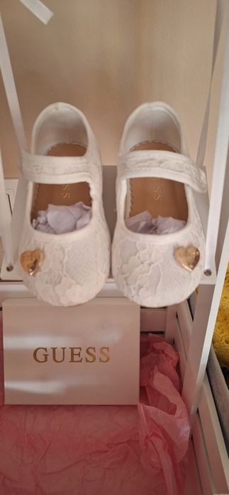 Прекрасни обувки Guess за малка принцеса