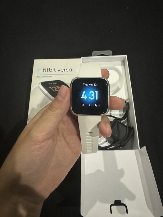 Смарт часы Fitbit Versa ( умные часы)