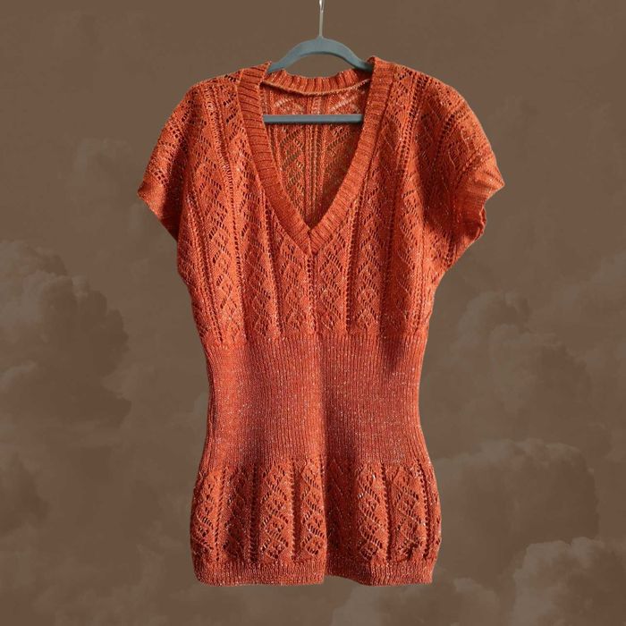 Не носена фина блуза, керемиден цвят.