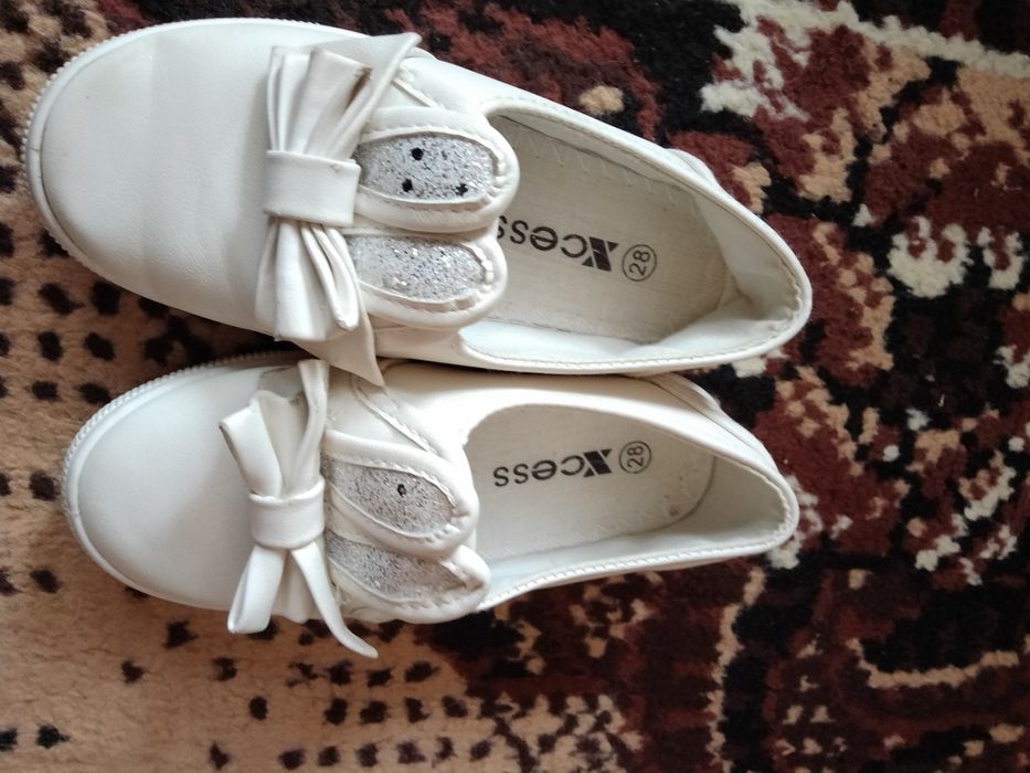 Детски затворени обувки