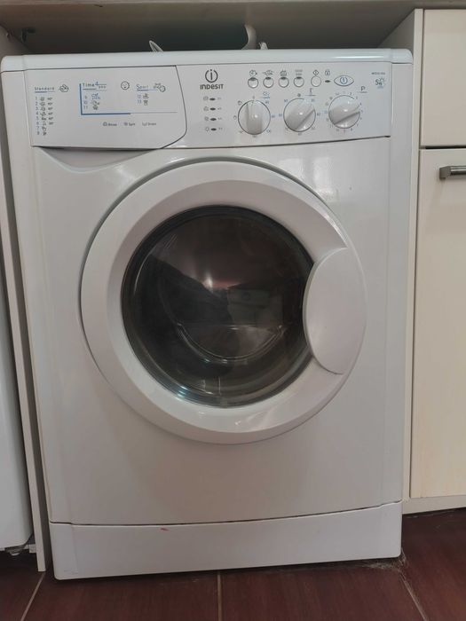 Продавам пералня с вградена сушилня Indesit WIDXL 106 5kg. Пералнята работи перфектно. Почти не е използвана. Няма следи от употреба.