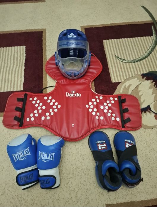 Teykwondo uchun komplekt kop ishlatilin magam ideal holata