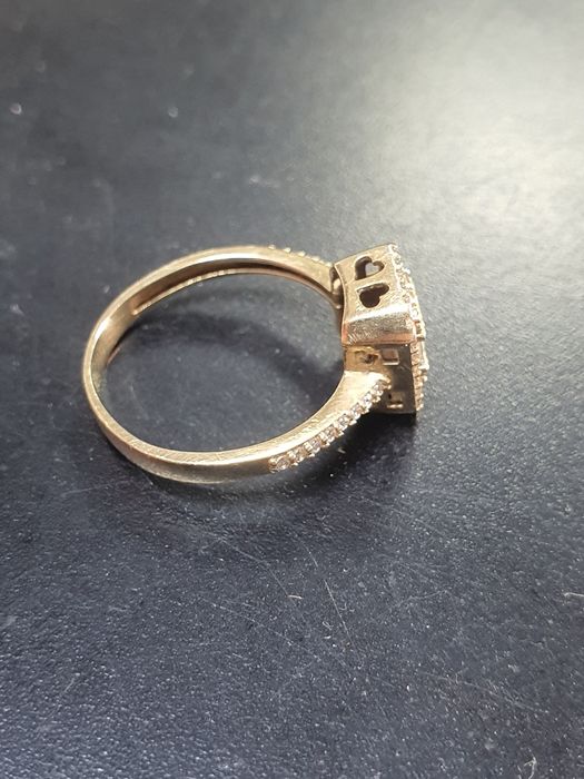 Златен дамски пръстен 2.5гр. 585/14к.