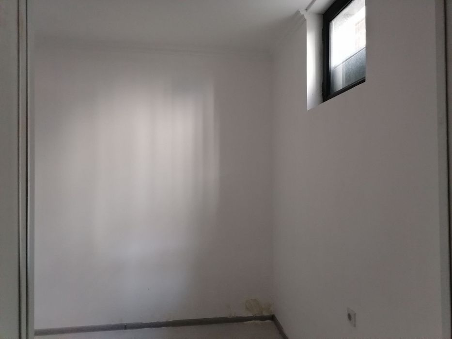 Продается 3 комнатная квартира 1 этаж 16 этажный дом.  Урикзар базар.