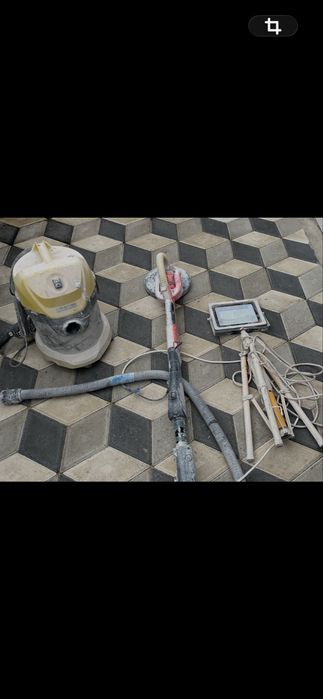 Vand diferite scule pentru constructii