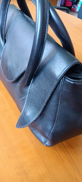 Тъмно синя дамска чанта кожа с две основни дръжки (допълнителна дълга дръжка с регулация) и цип в горната част. С три вътрешни отделения, едното от ко