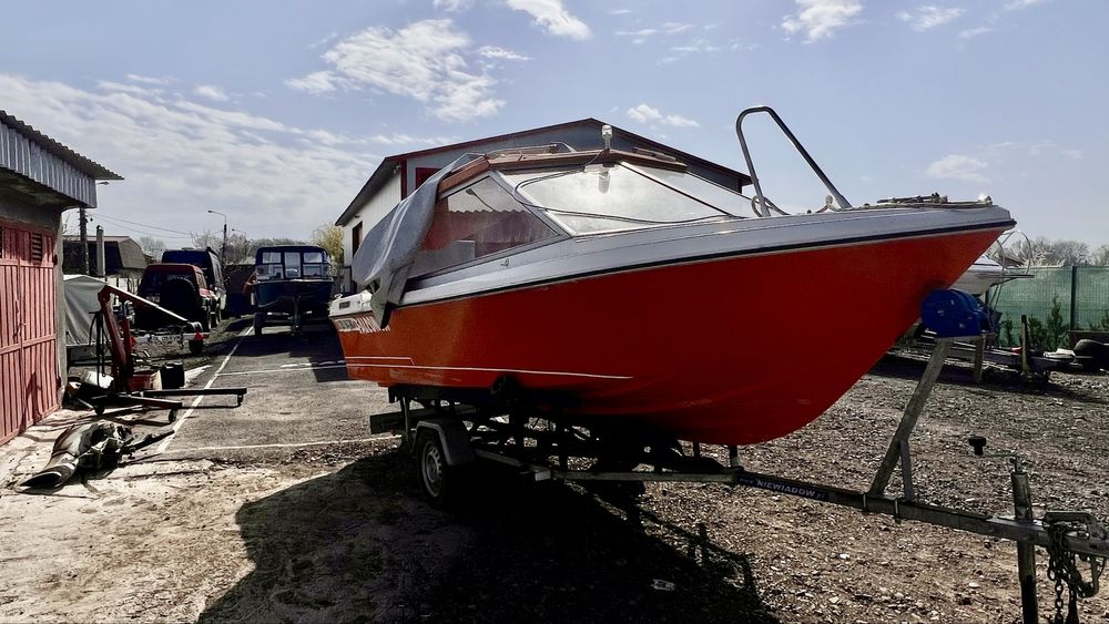 Barca semicabinata si peridoc.