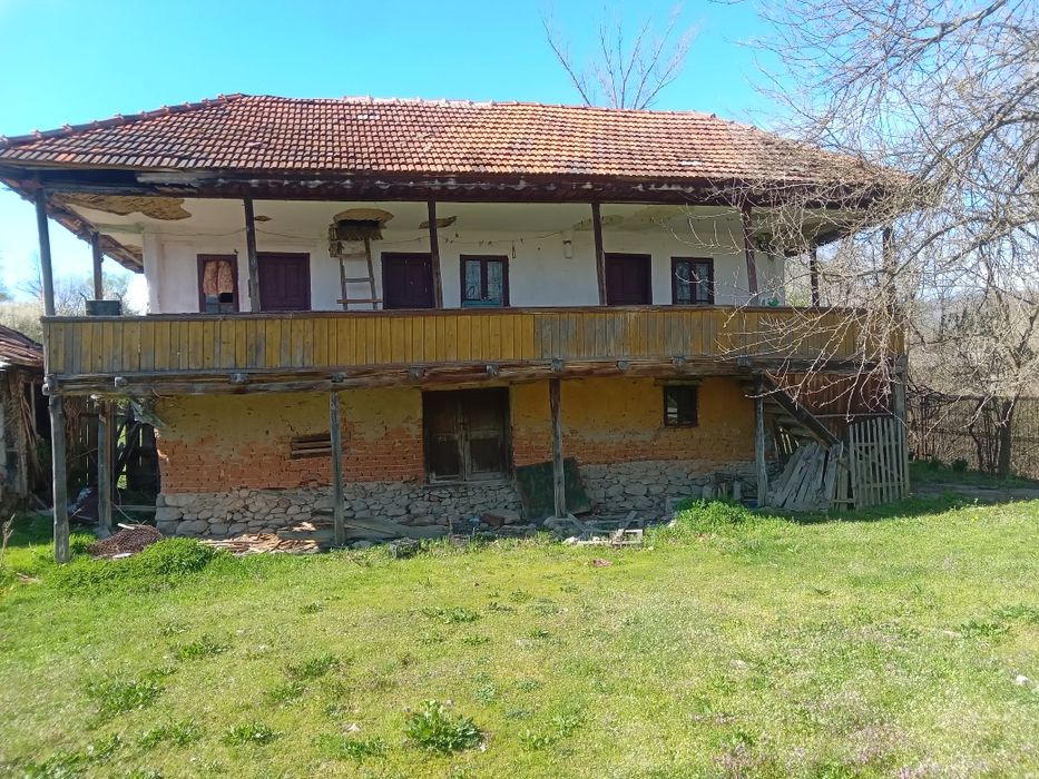 Casă  de vânzare  .