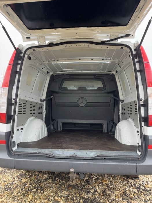 Mercedes Vito extralung 5 locuri + marfa / an 2011