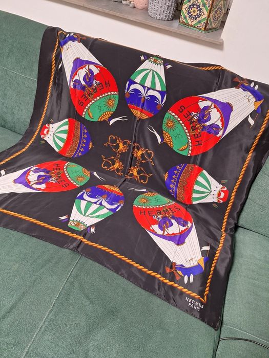 Vând eșarfă Hermes