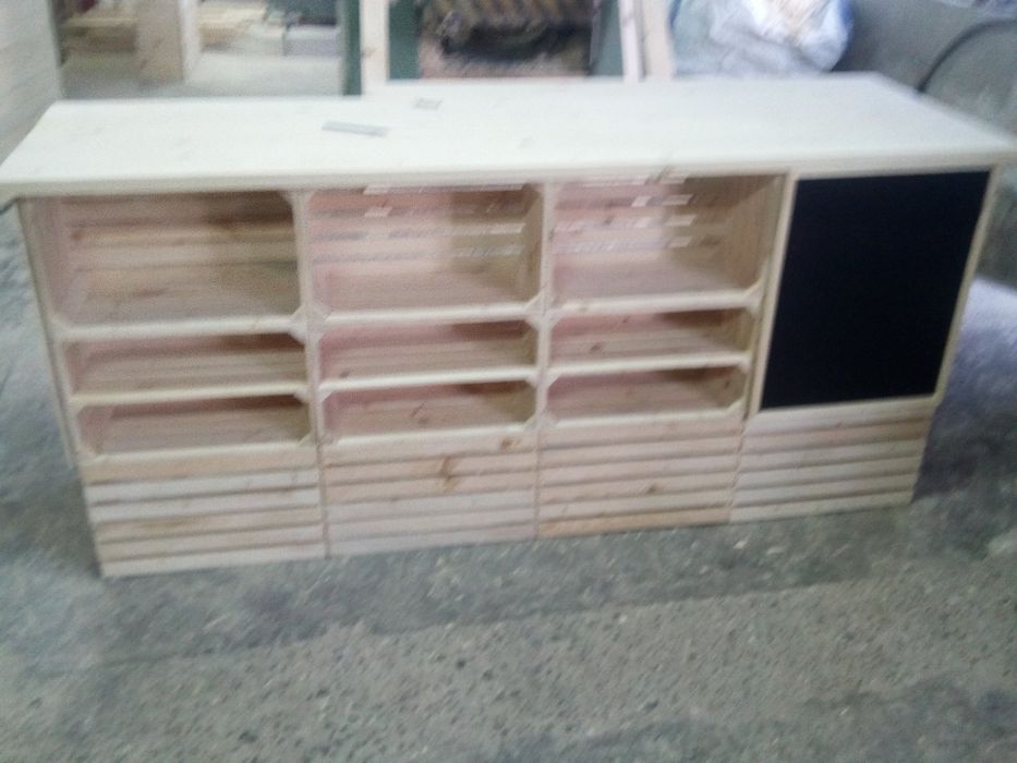 Търговска щанд маса от щайги с рекламни черни дъски