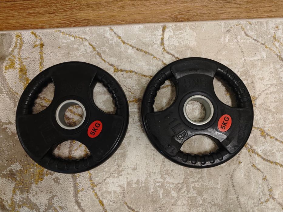 Диски по пять кг 2 шт  10 кг. Очень в хорошем состоянии.