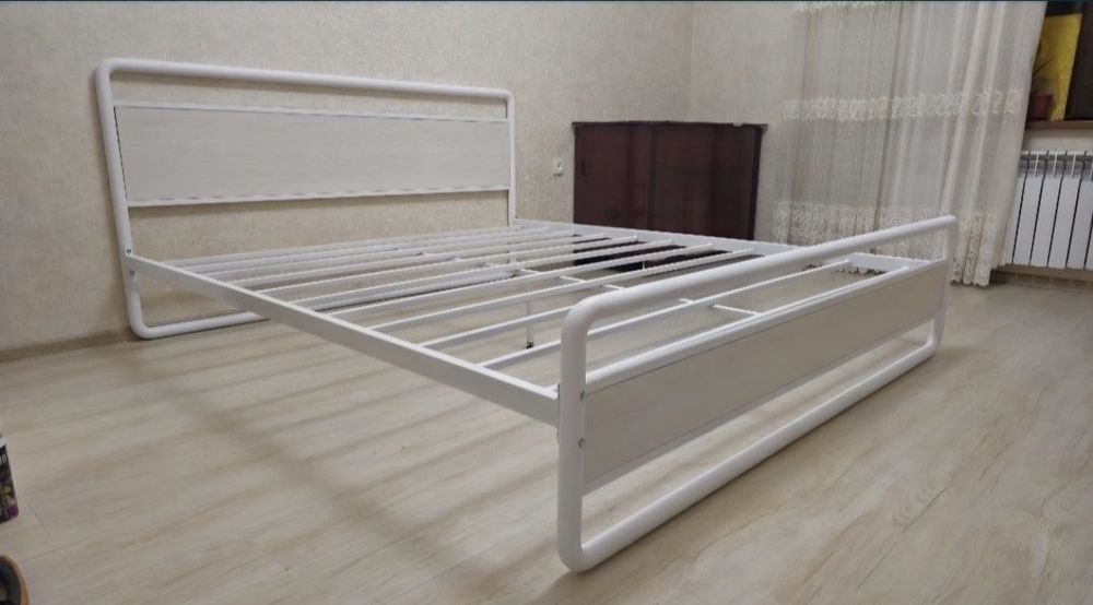 Кровать с матрасом