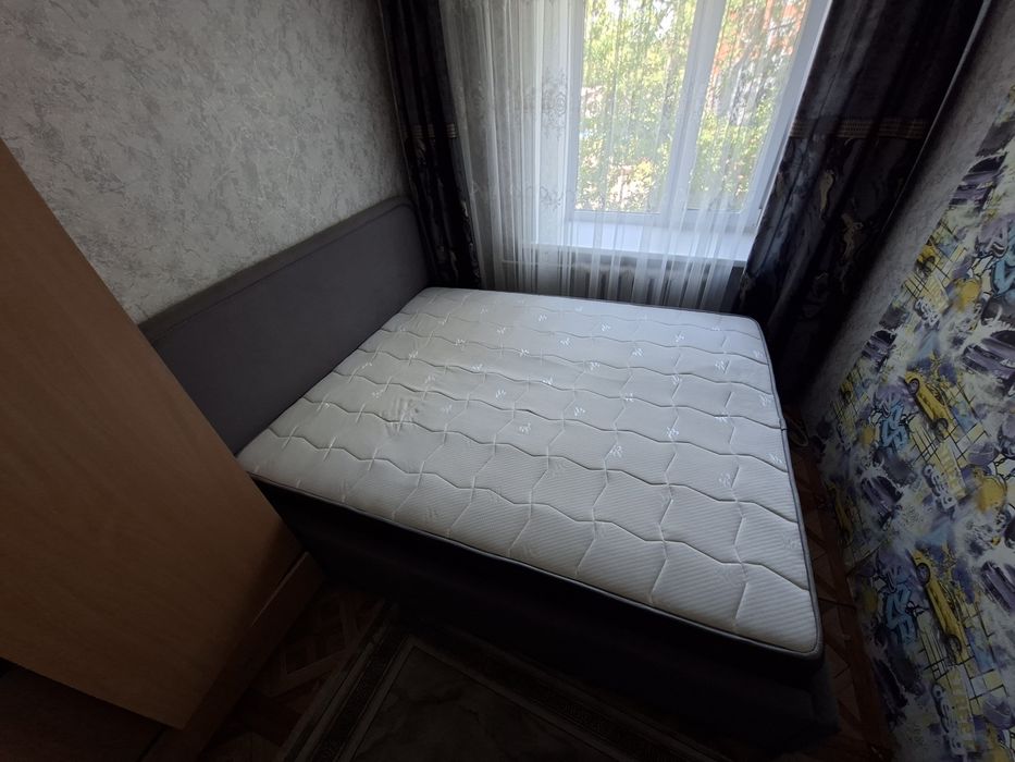 Кровать с матрасом