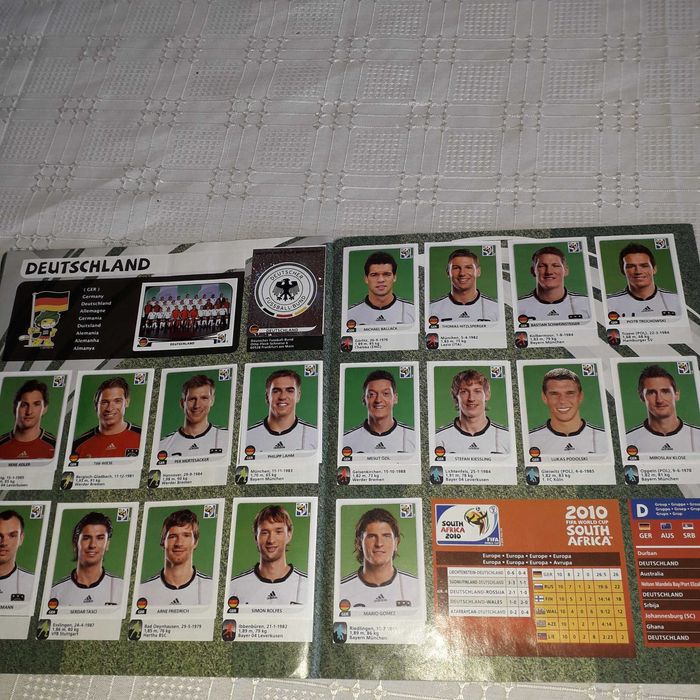 Albume de fotbal Panini + Trei pachete de carți de fotbal la ofertă