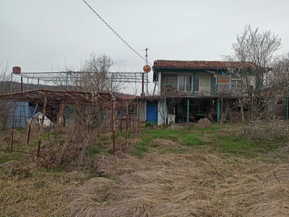 Къща с дворно място