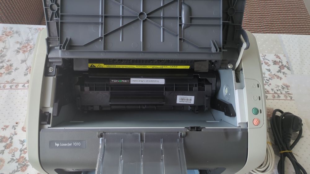 HP LaserJet 1010 – работещ лазерен принтер + нов тонер + дълъг кабел