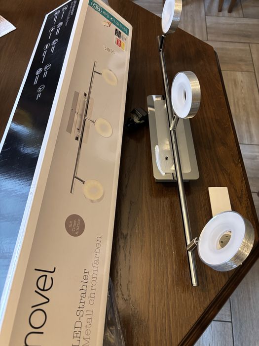 таванна LED лампа с 3 осветителни тела.