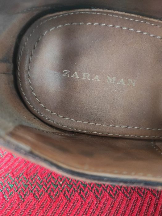 Pantofi Zara din piele numărul 42. 
Foarte practici, comozi și foarte ușori.