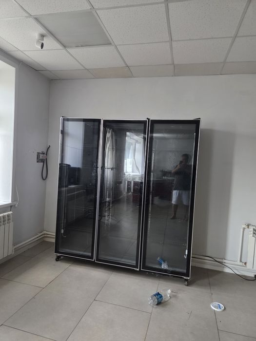 Продам холодильни ветрина  и  полки.