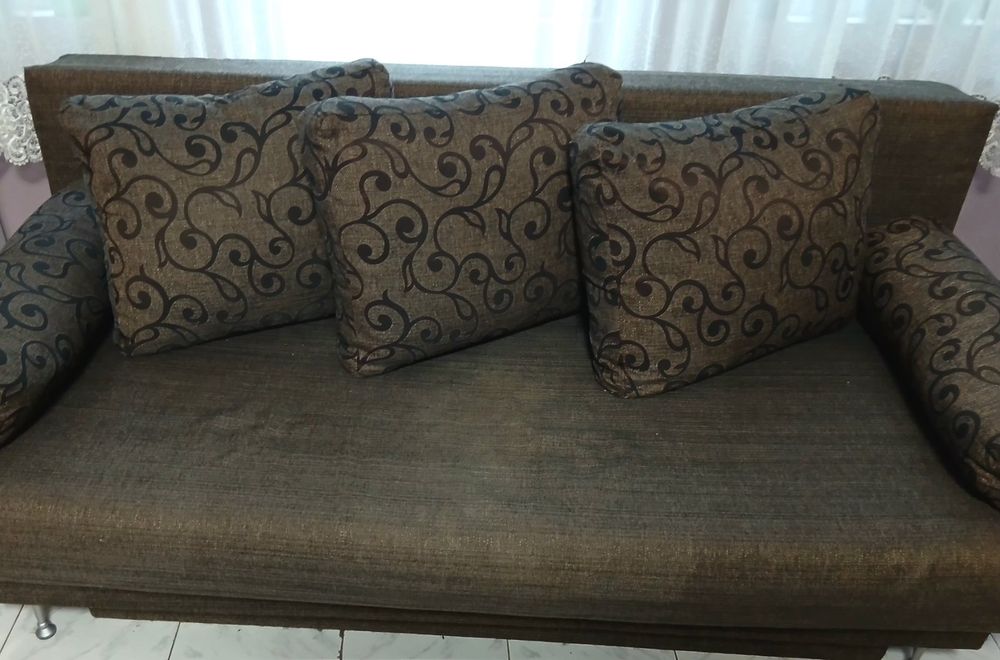 Разтегателен диван в добро състояние