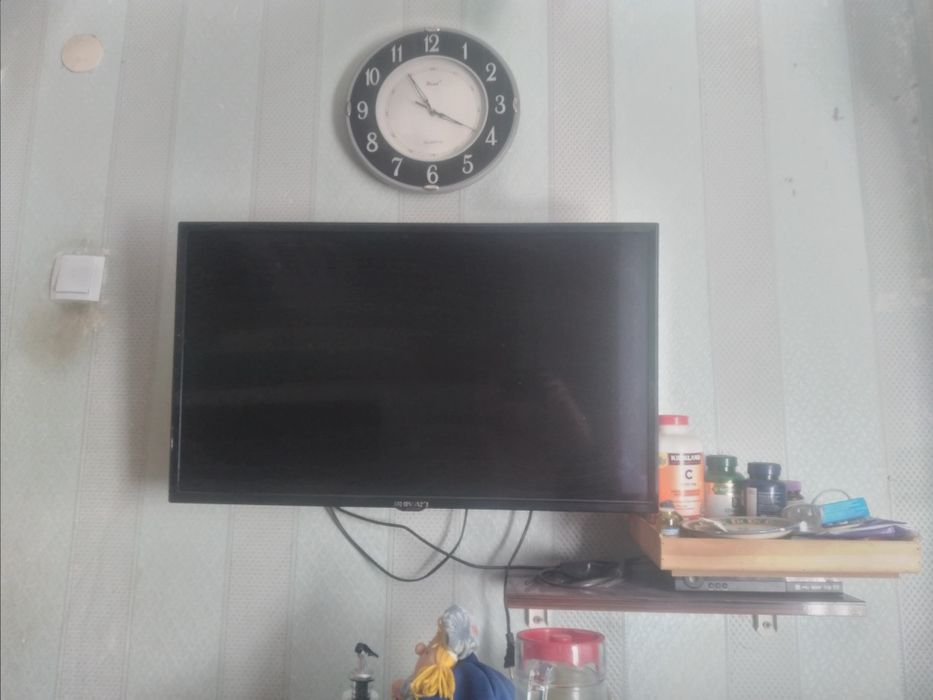 Продаеться ТВ Shivaki 32 тюнер и wifi ролтер