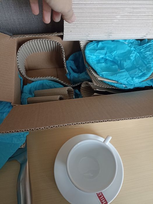 Набор из чайника 4 чашек и 4 блюдец и сахарницы