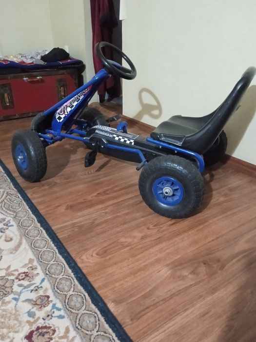 Продам машину на педалях