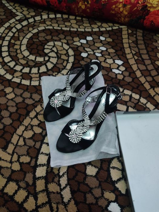 Туфли блестящие.С камушками