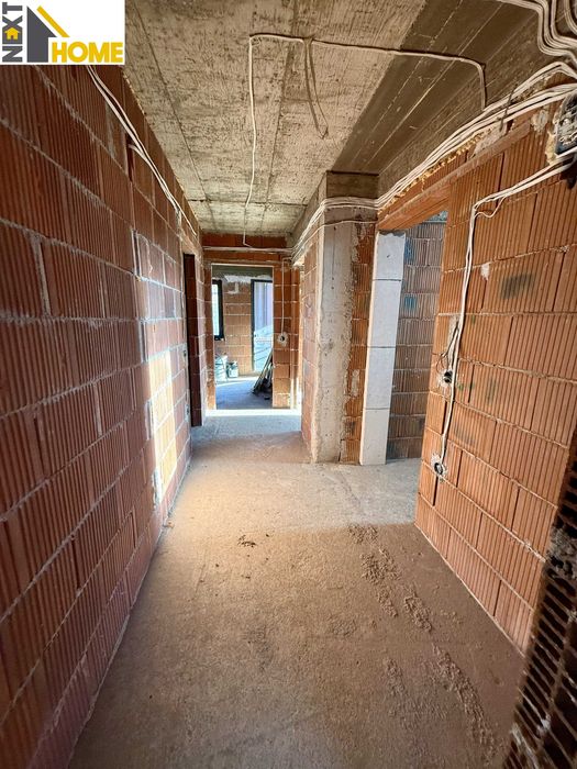 Самостоятелна триетажна къща с гаражи и дворно място