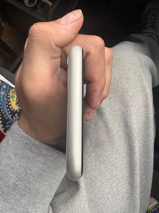 продам Iphone 11 белого цвета
