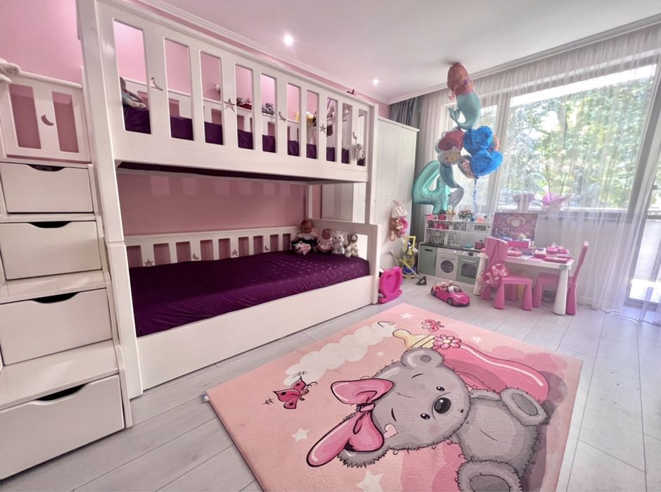 Двуетажно дървено легло. Масивно.