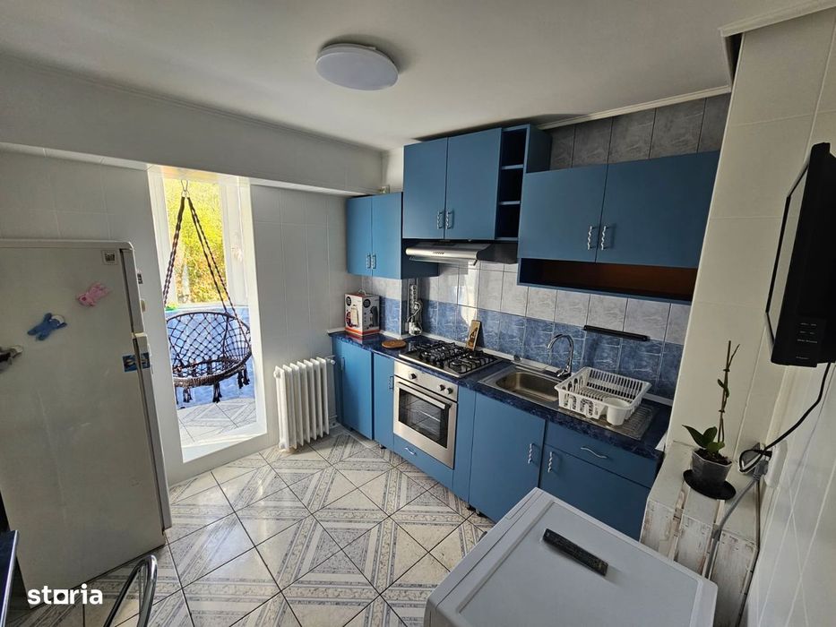 Garsonieră spațioasă cu balcon și mobilier complet