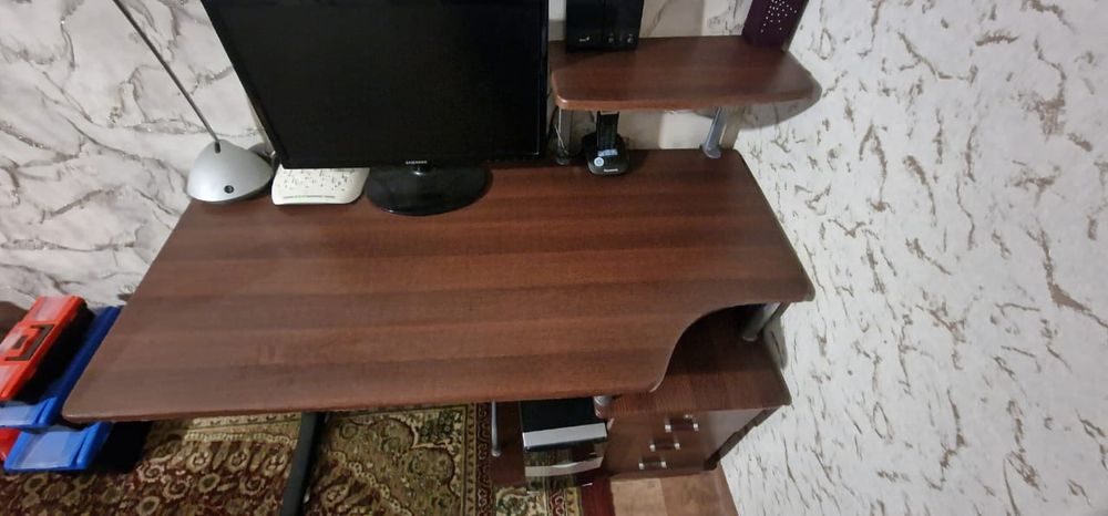 Продам компьютерный стол