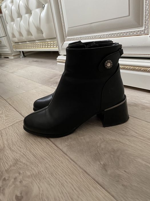 Продам ботинку осень- весна