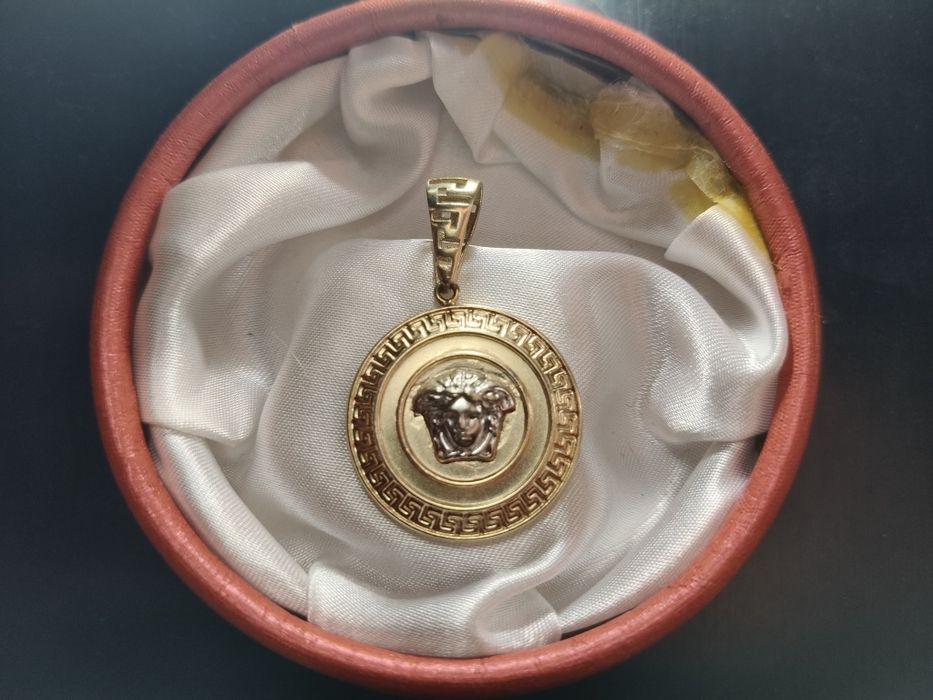 Medalion Versace din aur 14k