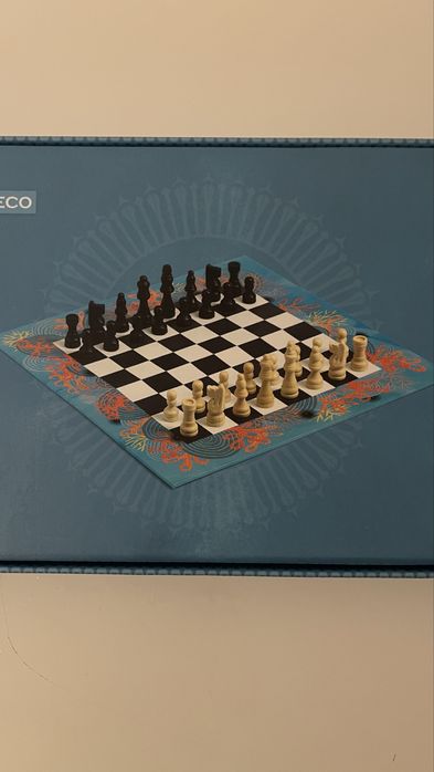 Шахматы деревянные в удобной плотной картонной коро