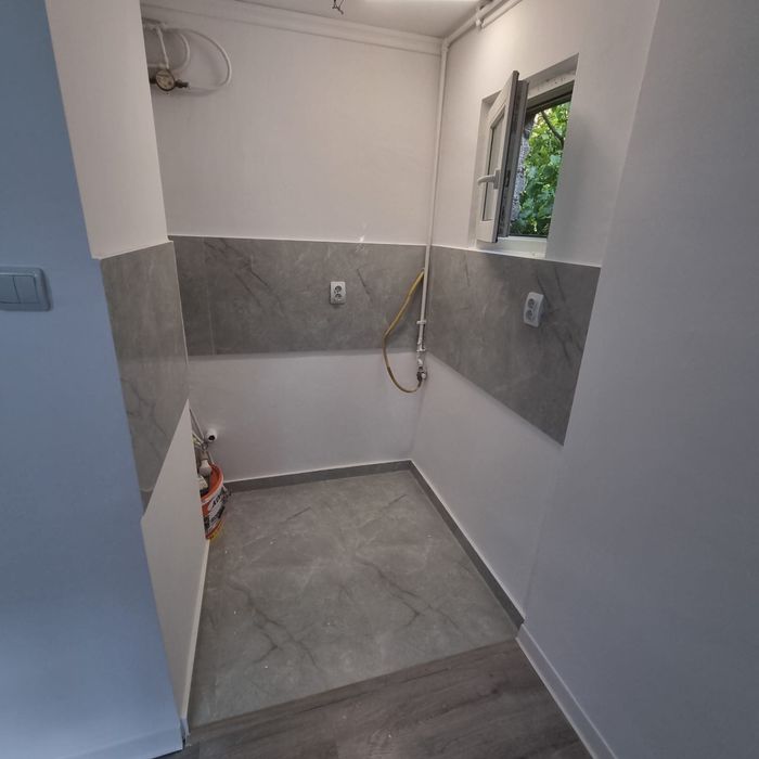 Proprietar vand gars cf 3   Cu gaze etaj 2/4 piata resita nou renovata