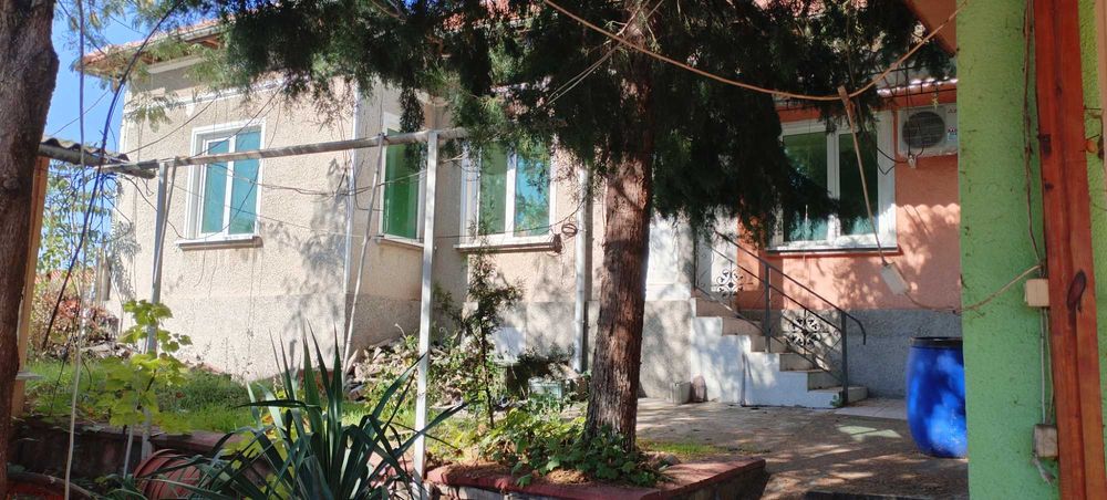 Продавам производствен имот с къща в град Лозница