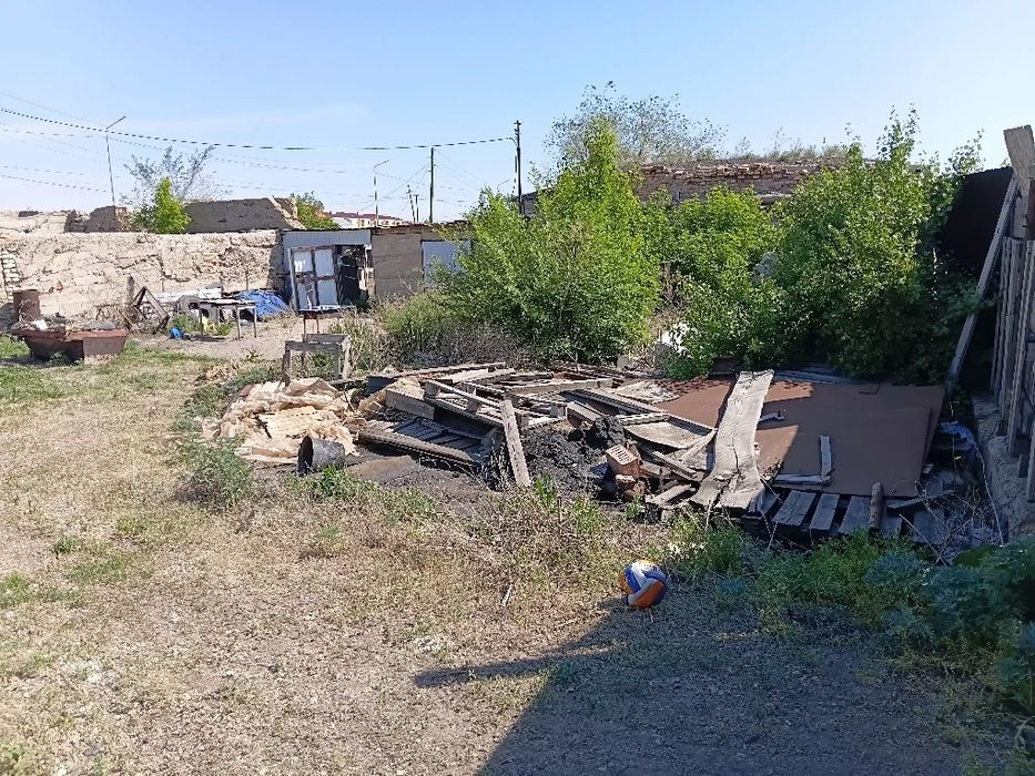 Продам участок с постройками