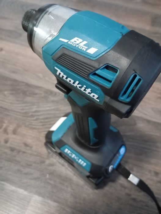 Impact Makita DTD 173 cu o baterie de 6A
