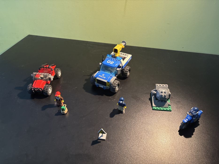 LEGO City 60172- Urmarire pe drumul accidentat, cu minigigurine si instructiuni
