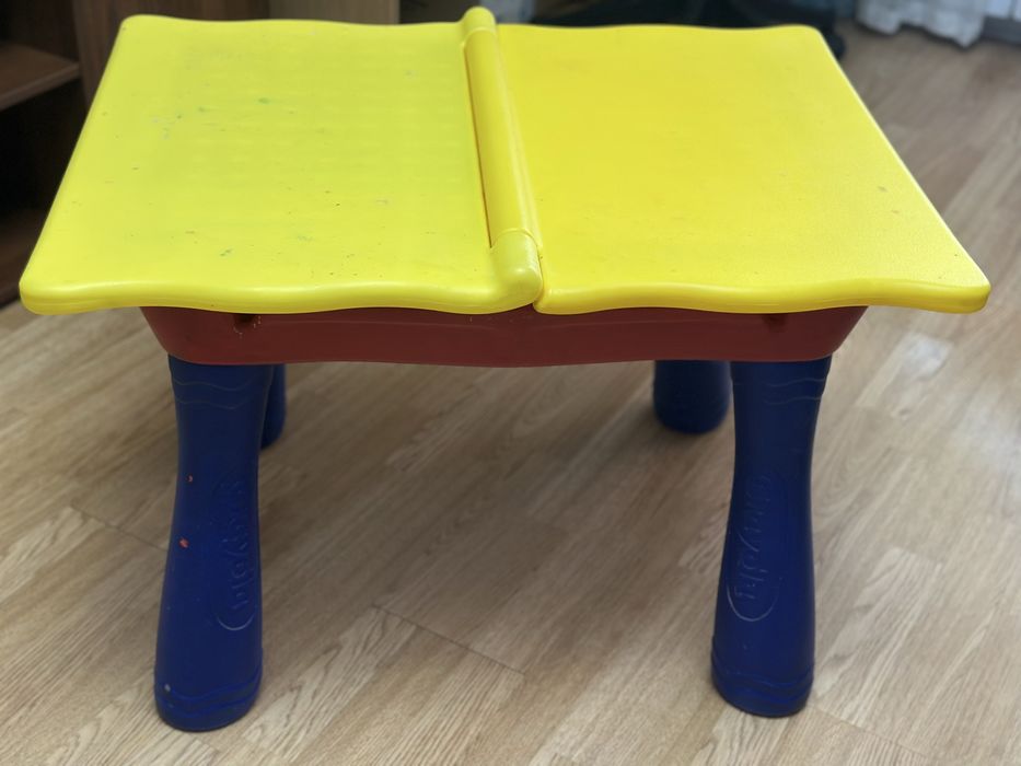 Детский стол и стулья
