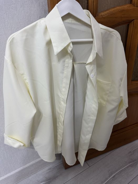 Женская одежда рубашка и джинсы