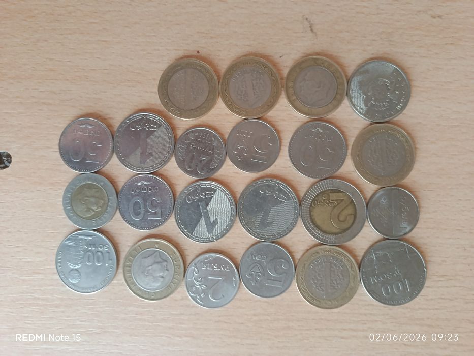 Turli davlat tangalari: O'zbekiston so'mlari va xorijiy tangalar